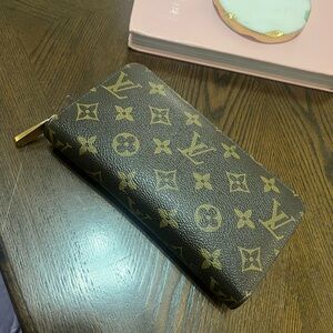 Louis Vuitton Zip Wallet AM14089